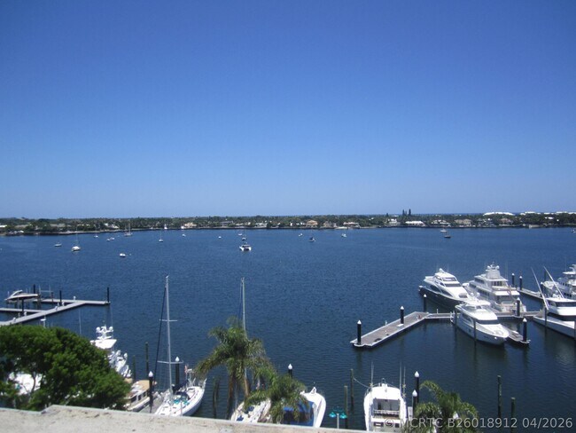 Foto del edificio - 1208 Marine Way W
