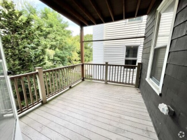 Building Photo - 108 Buttonwood St