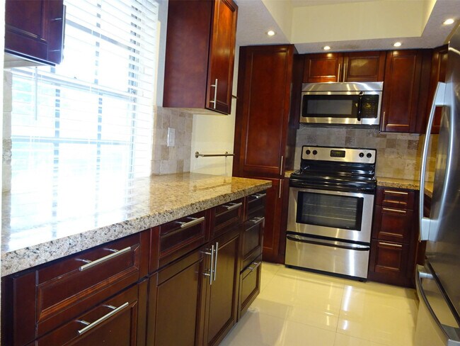 Foto del edificio - 2801 N Palm Aire Dr