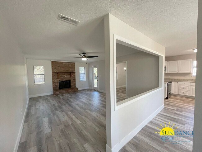 Building Photo - Spacious 3 Bedroom Home In Mary Esther!