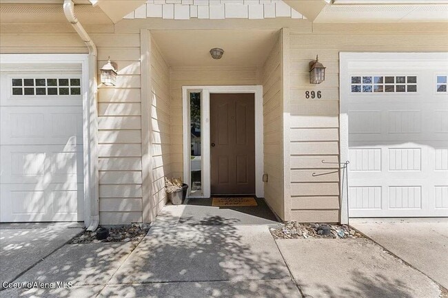 Foto del edificio - 3-Bedroom Townhome with Garage – Prime Coeur d’Alene Location