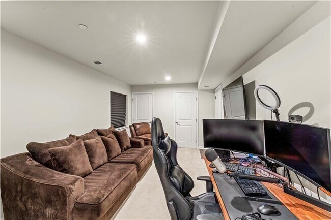 Foto del edificio - 484 Greenwood Dr