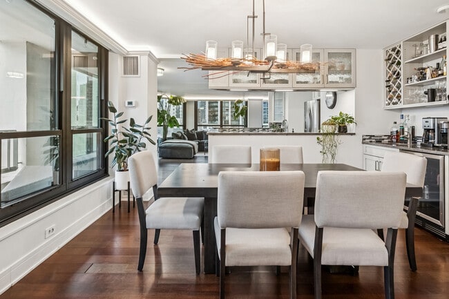 Foto del edificio - 1030 N State St