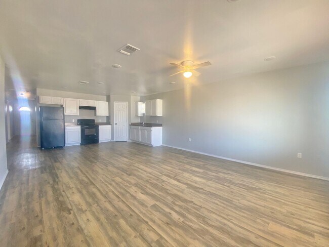 Foto del edificio - 3 bed 2 bath home now available for rent