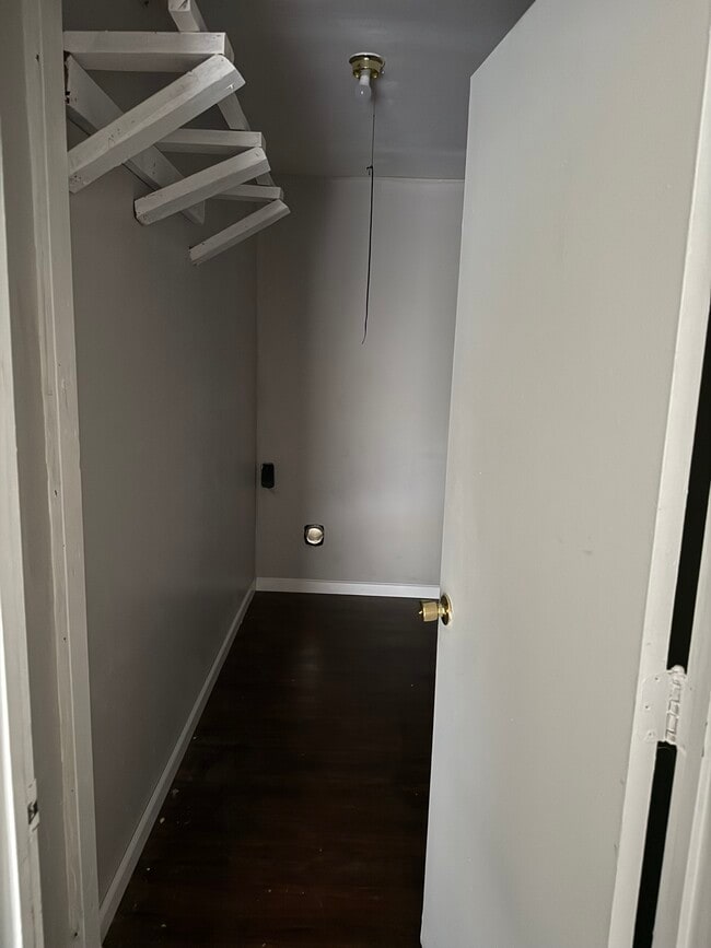 Building Photo - 1550 Midway St