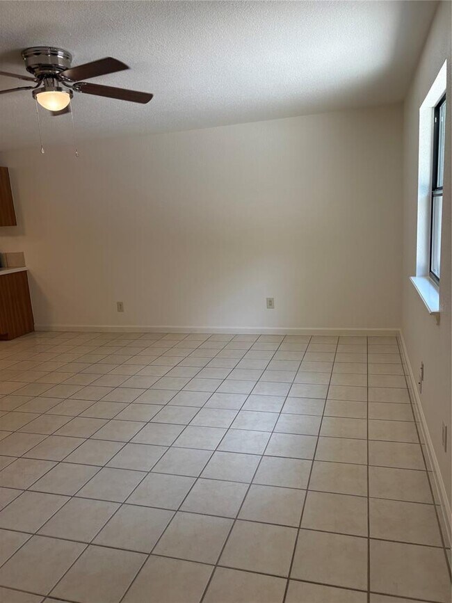 Building Photo - 105 Sendero Blvd