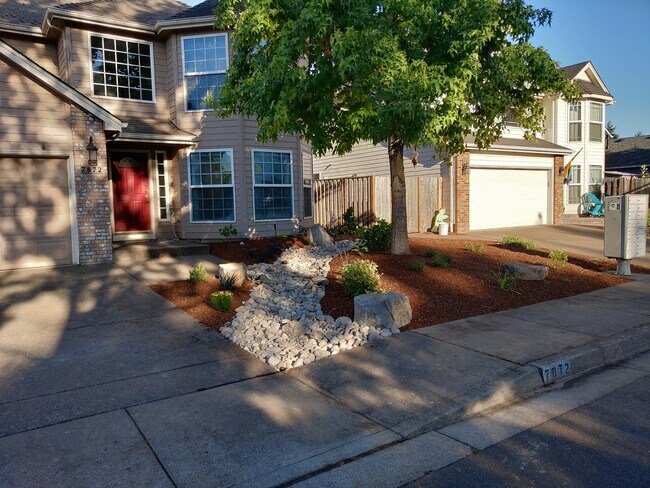 Patio completamente ajardinado en una calle tranquila - 7872 St Charles St NE
