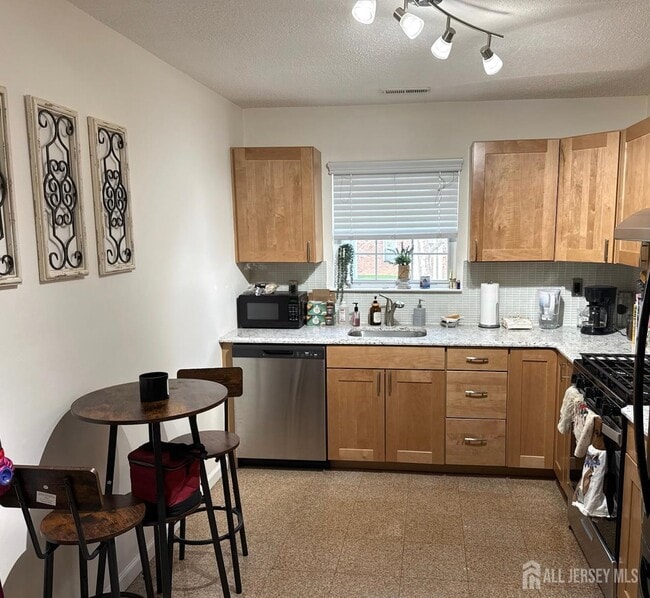 Foto del edificio - 180 Tulip Ln