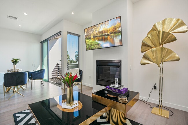 Building Photo - 823 N Fuller Ave