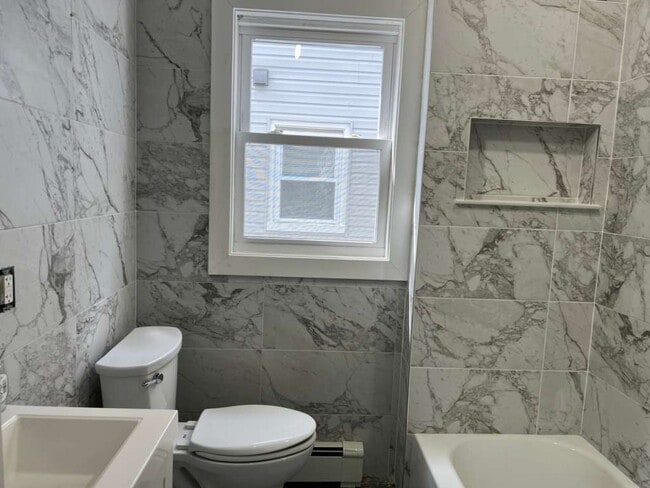 Foto del edificio - 30 E Henry St