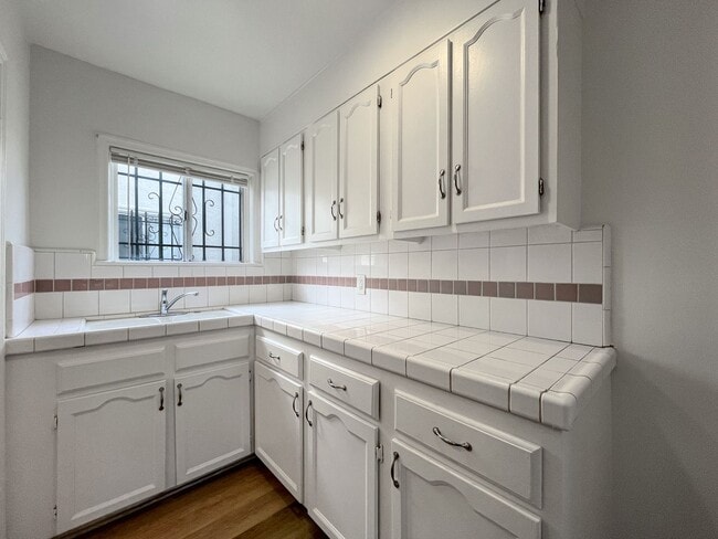 Building Photo - $1000 Off the First Month’s Rent - Modern ...