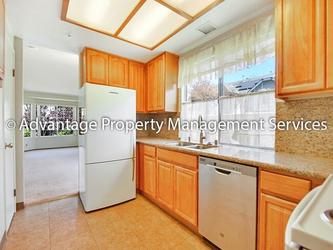 Building Photo - Single Story 2 Bed / 2 Bath, 977 Sq ft Condo