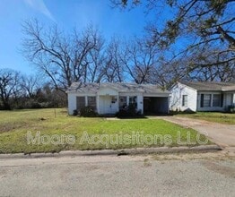 Building Photo - 830 S Lyon St
