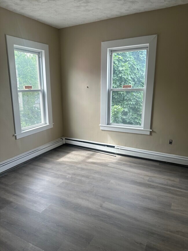 Building Photo - 19 Dewey St