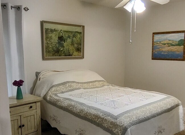 Habitación principal grande con baño completo y vestidor - 106 W Centennial St