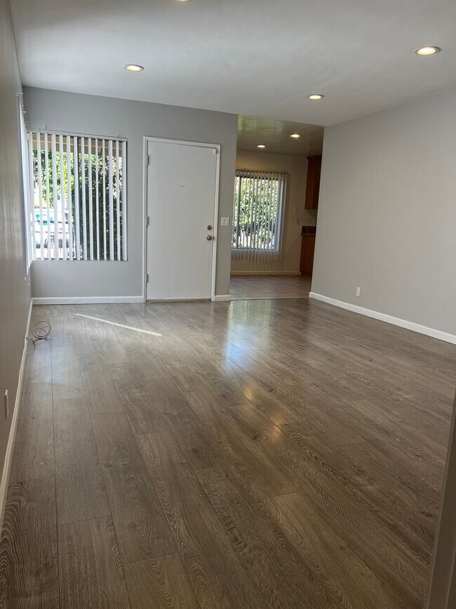 Foto del edificio - 1162 Raymond Ave