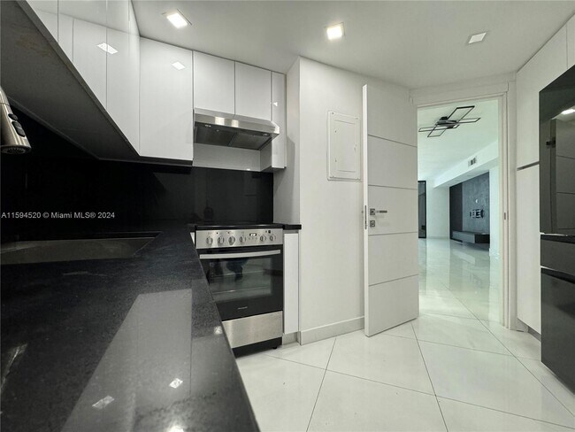 Foto del edificio - 999 Brickell Bay Dr