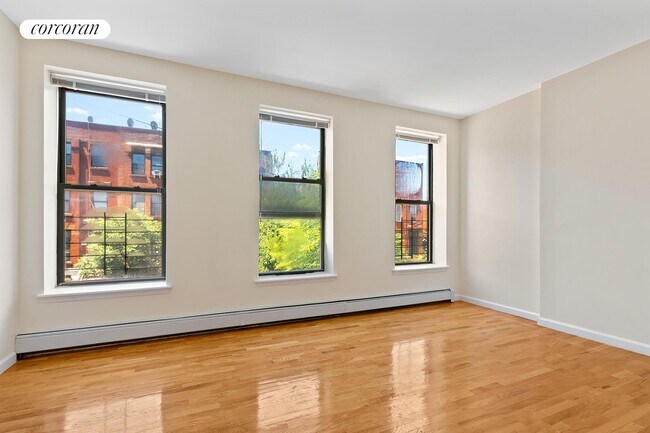 Foto del edificio - 79 Rogers Ave