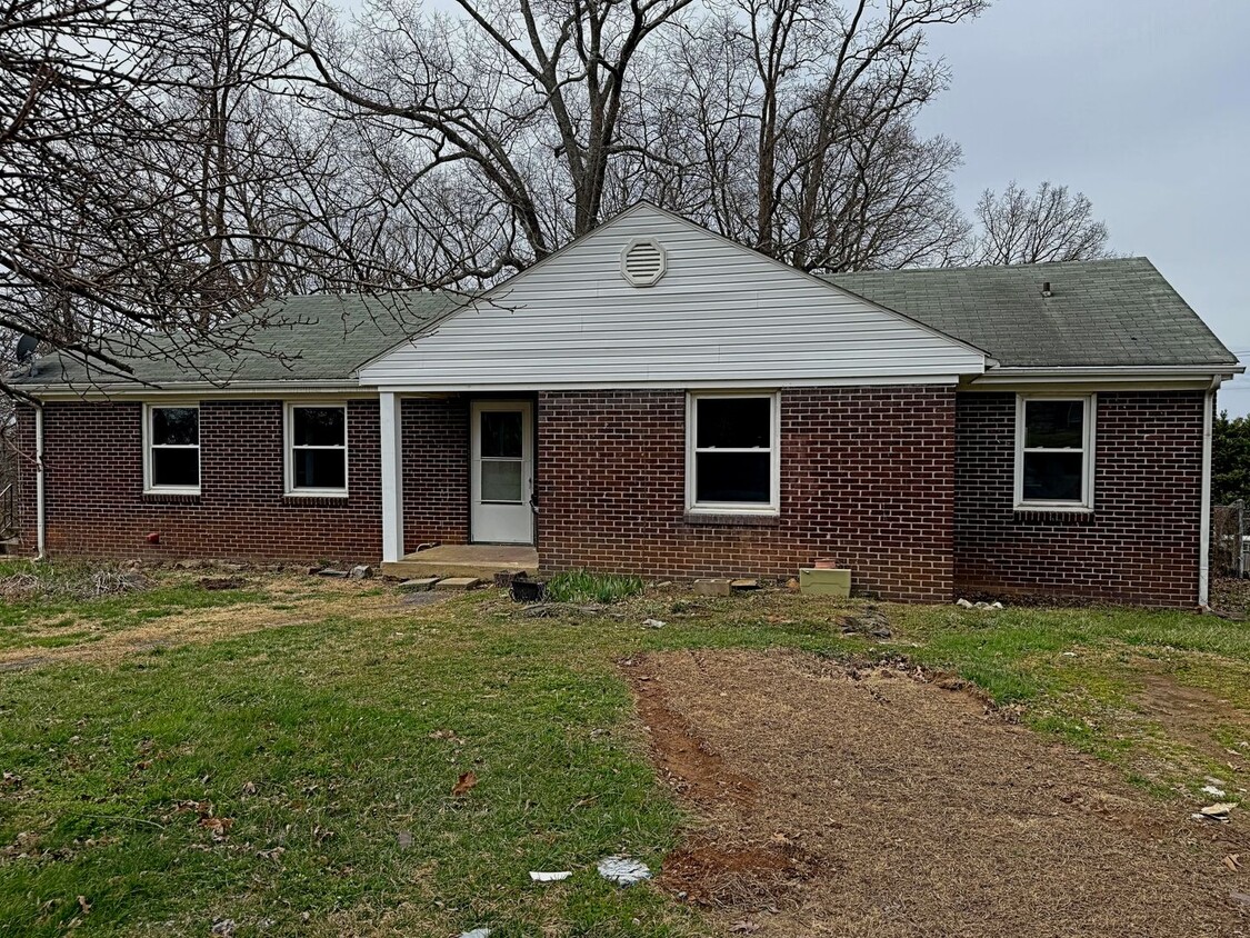 Primary Photo - Three bed, 1.5 bath single family home ren...