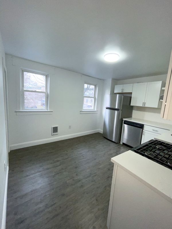 Foto del edificio - 325 N Burlington St