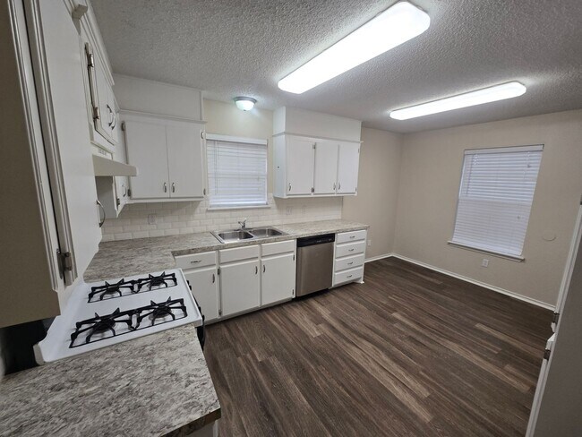 Foto del edificio - Charming 2-Bedroom Home with Modern Touches