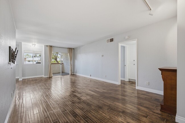 Building Photo - 2444 E Del Mar Blvd