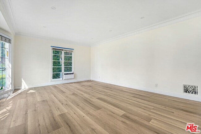 Foto del edificio - 168 S Elm Dr