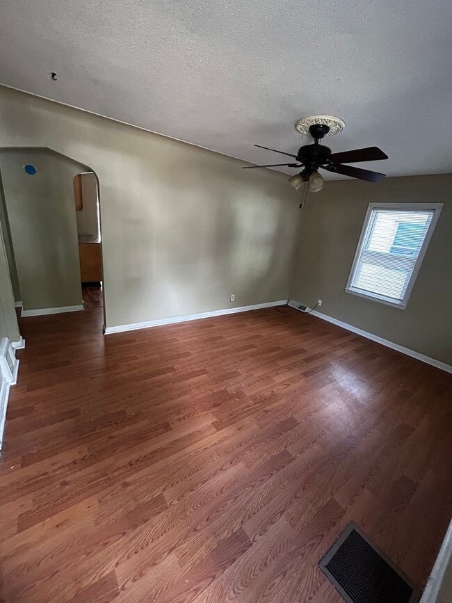 Building Photo - "Coming Soon" 3 Bedroom Possible 4 Bedroom...