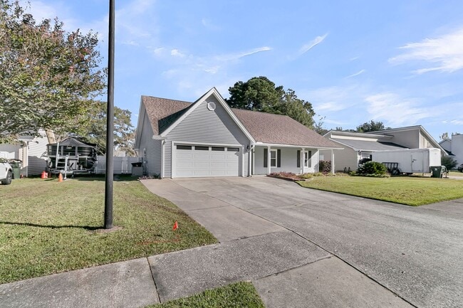 Building Photo - Completely Refreshed 3 Bedroom 2 Bathroom ...