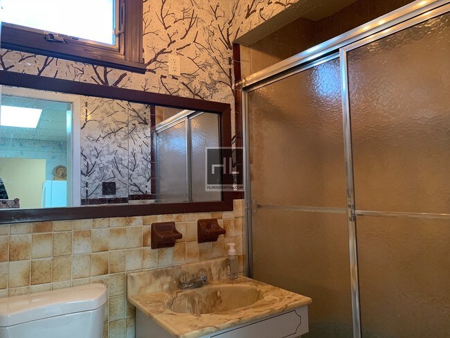 Building Photo - Huge 2 Bedroom Apartment