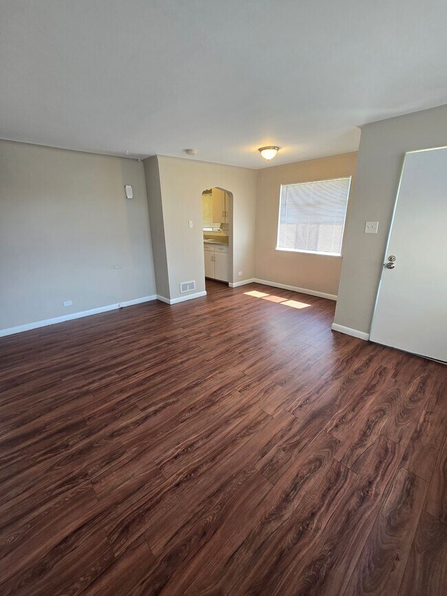 Foto del edificio - 3400-3404 Sheridan Boulevard