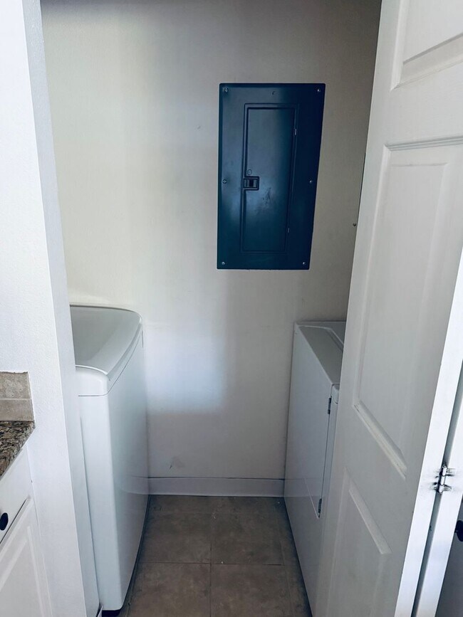 Foto del edificio - Top-Floor 2 Bed/2 Bath Condo in SE Fort Collins - Pool, Hot Tub & Fitness Center - $1,895/mo - Mo...