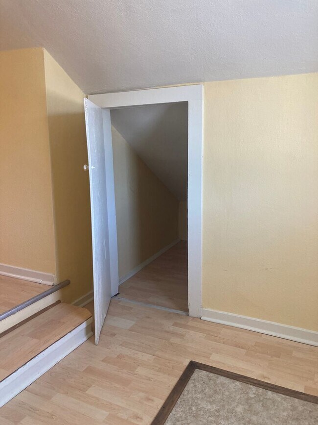 Building Photo - Charming 2nd Level Apartment