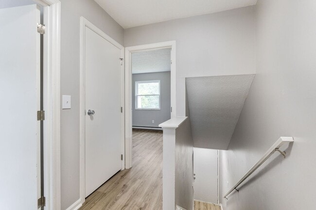 Building Photo - Newly Updated 2 BR/ 1 BA townhome MOVE-IN ...