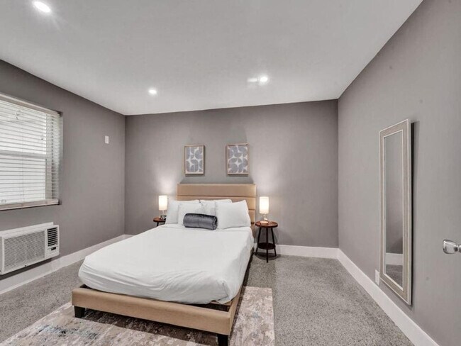 Foto del edificio - 906 N Riverside Dr