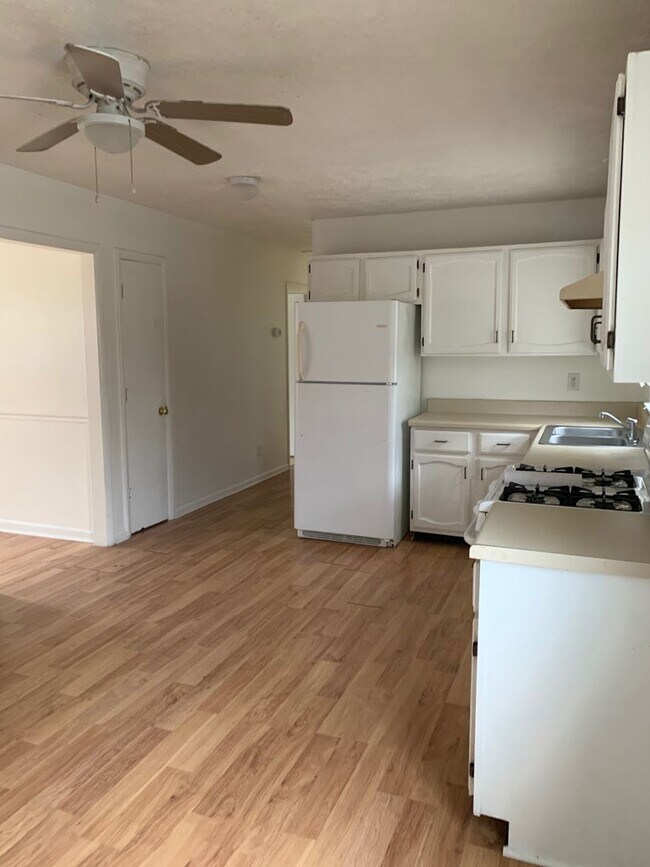 Foto del edificio - Nice 3BR, 1 Ba home on a corner lot