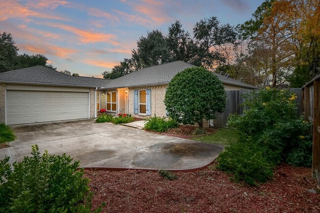 Foto del edificio - 1814 Cherry Bend Dr