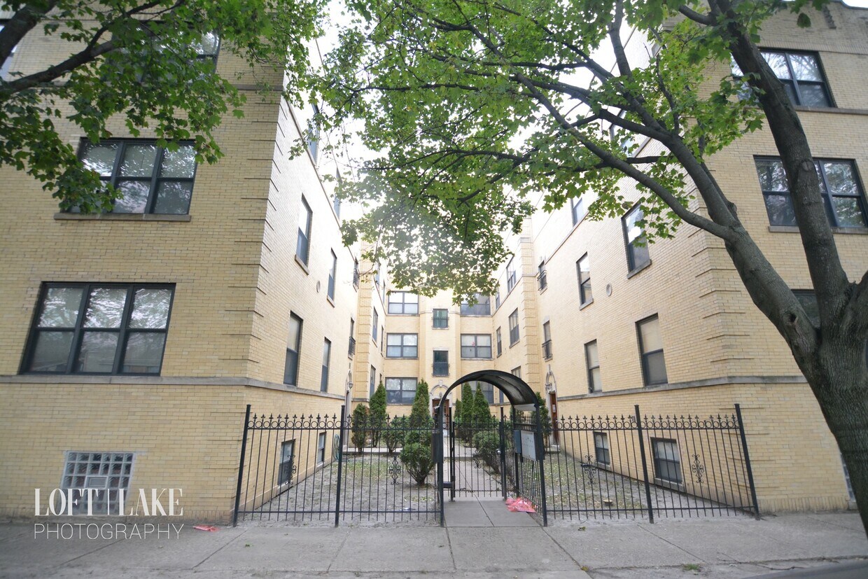 Primary Photo - 4347 N Sawyer Ave