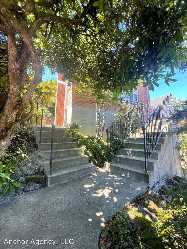 Building Photo - 3 br, 1.5 bath House - 5511 Seward Park Ave S