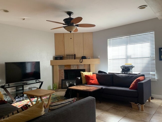 Photo - 716 W Mulberry St Apartment