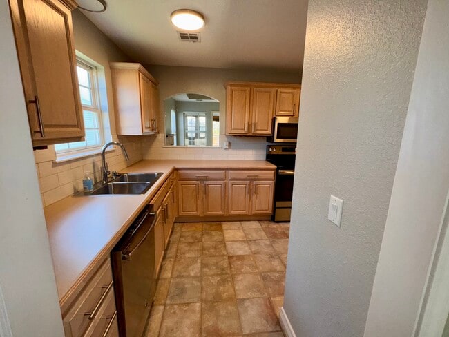 Building Photo - 4 Ridgeview Ln