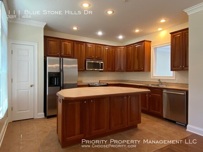 Building Photo - Gorgeous 3 Bed 3.5 Bath End Unit