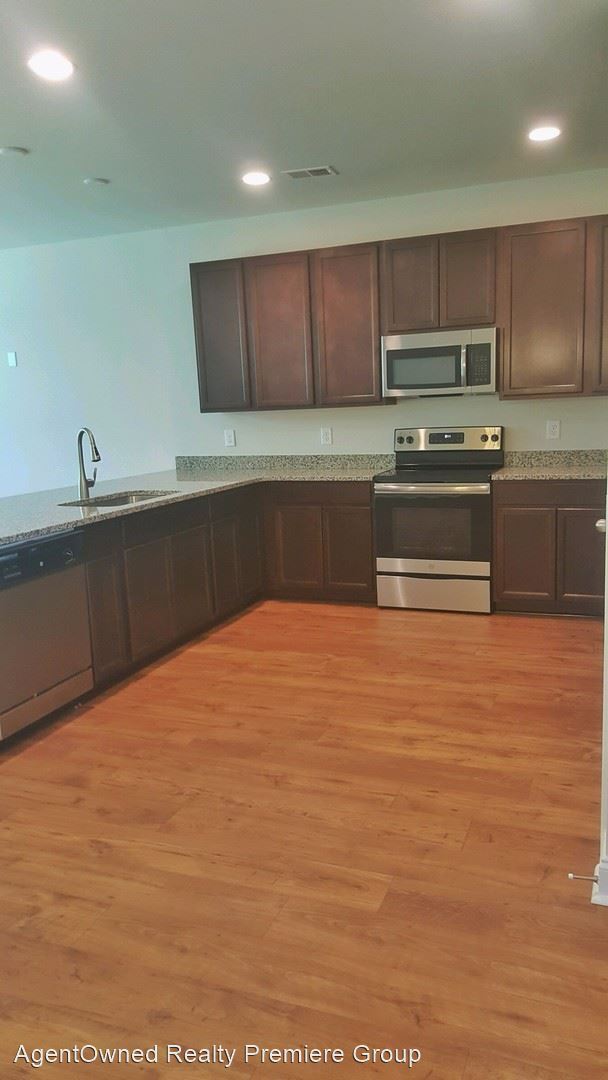 Building Photo - 4 br, 2.5 bath House - 7807 Montview Road