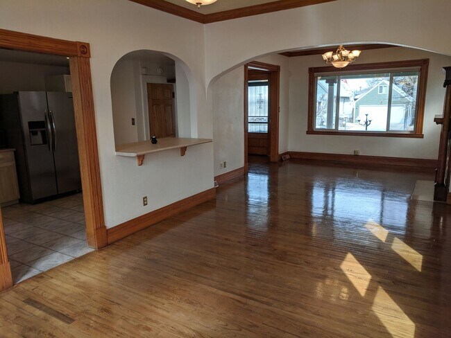 Building Photo - AWESOME 3-BDRM + GARAGE IN DESIRABLE SUNNY...