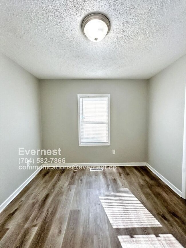 Building Photo - Lovely 3-Bedroom Home with Fenced Yard and...