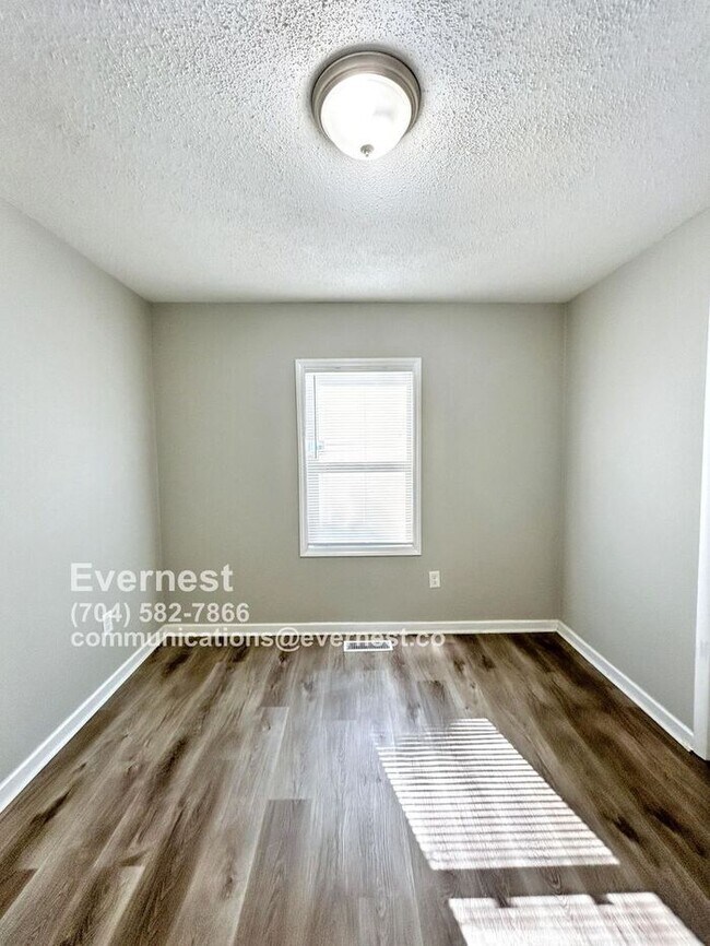 Foto del edificio - Lovely 3-Bedroom Home with Fenced Yard and...