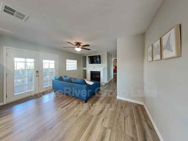 Foto del edificio - 3210 Joyce Ln