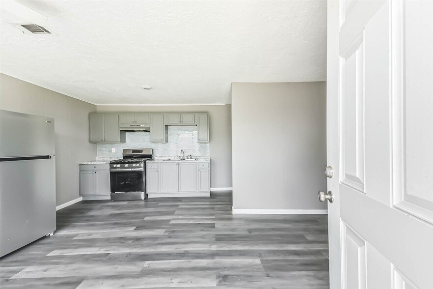 Foto principal - 14249 Brownsville St