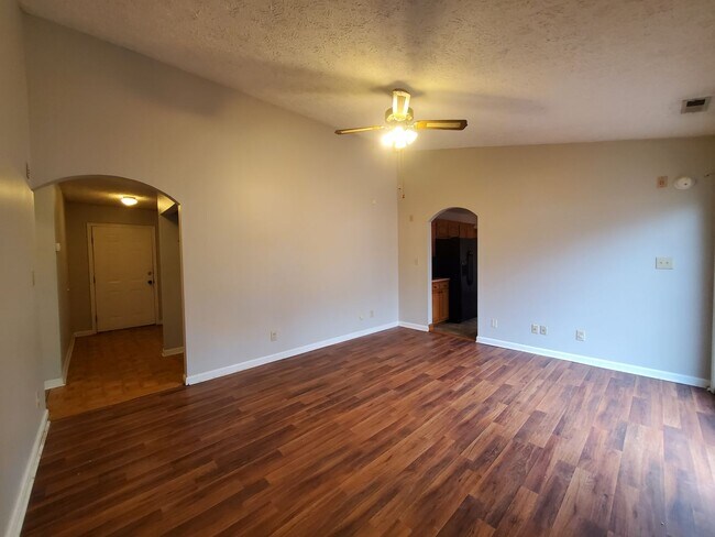 Foto del edificio - 866 Melody Ln