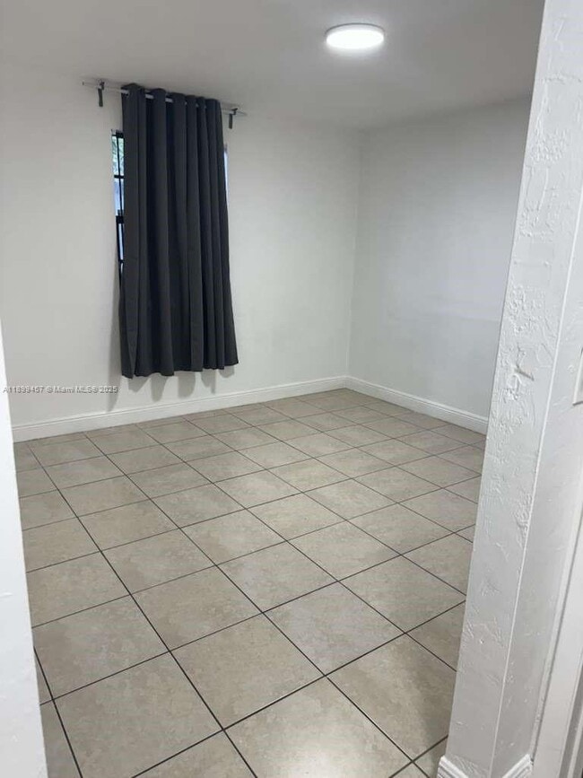 Building Photo - 3 bedroom in Miami FL 33142